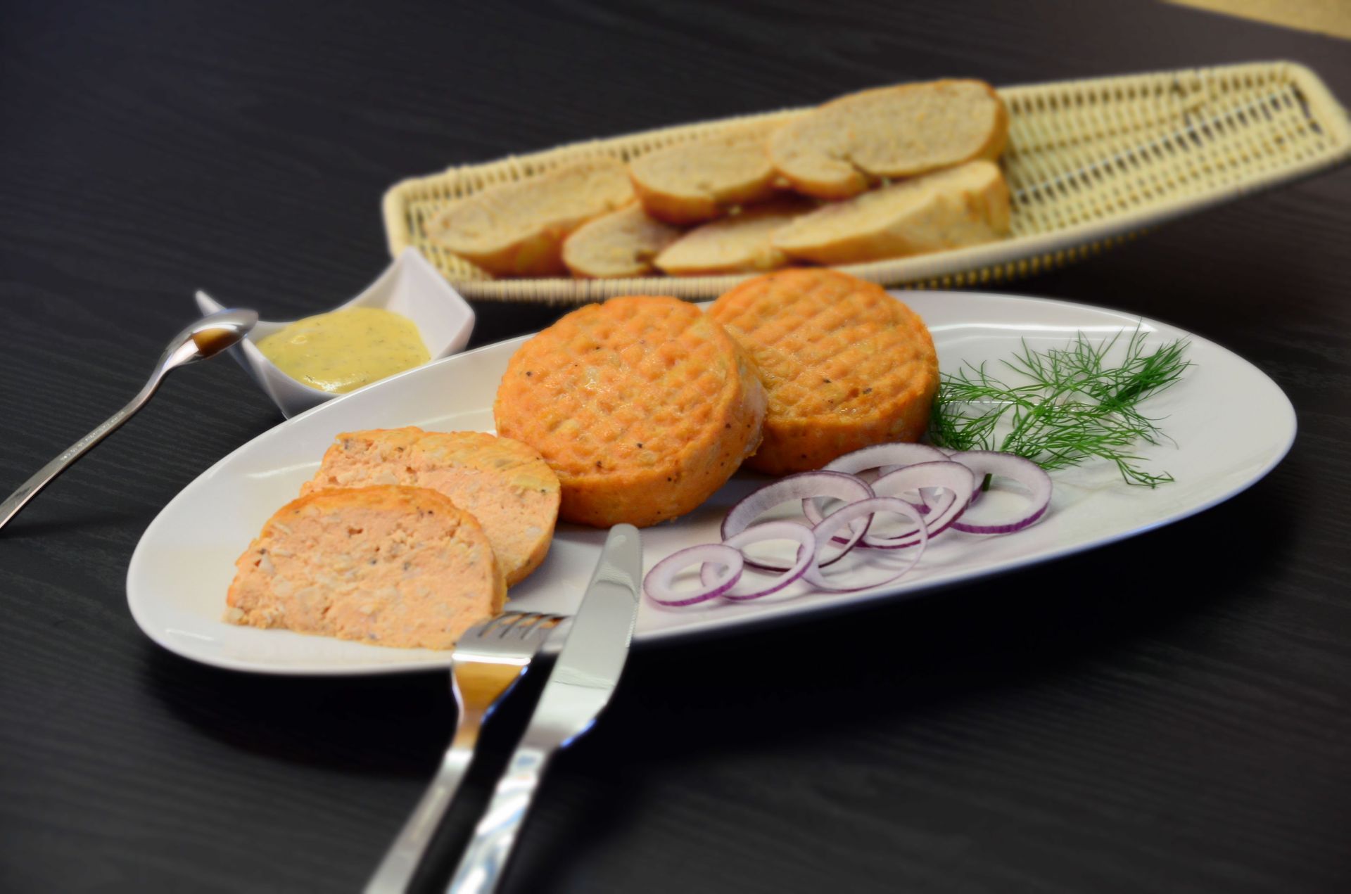 Lachs-Frikadelle mit Zwiebeln