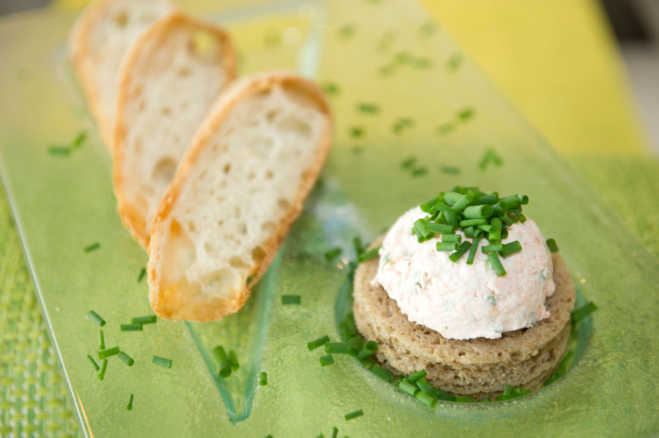 Lachsbällchen mit Brot