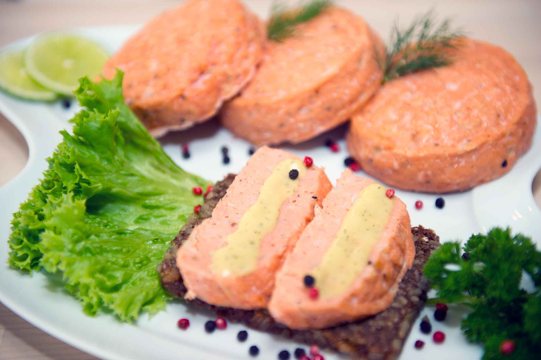 Lachs-Frikadelle mit Sauce